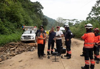 Bomberos brindan ayuda en los deslizamientos de tierra en Cumandá