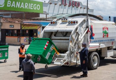 Municipio entrega 62 contenedores de basura al mercado Mayorista