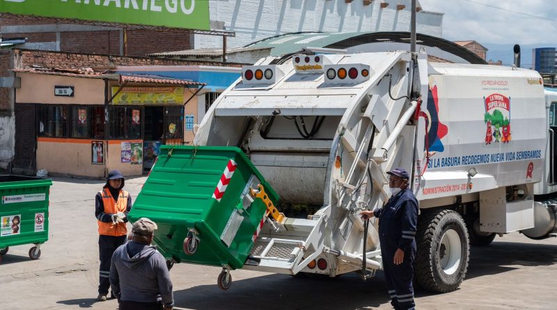Municipio entrega 62 contenedores de basura al mercado Mayorista